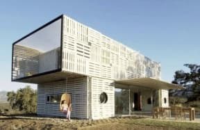 Manifesto house made with pallets and shipping containers