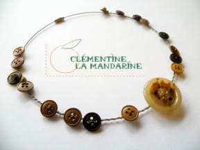 Button short crew-neck necklace
