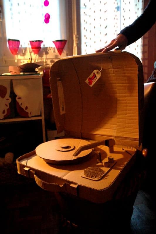 unsoloboton cardboard turntable 532x800 CardBoard things unsoloboton cardboard turntable 532x800 CardBoard things in cardboard with turntable Television House Cardboard