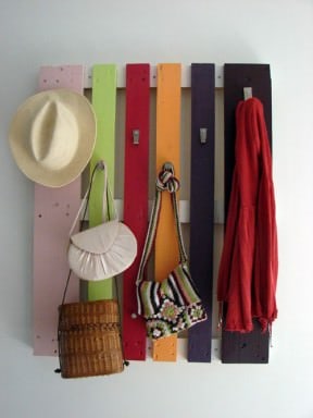 DIY : colorful pallet coat rack
