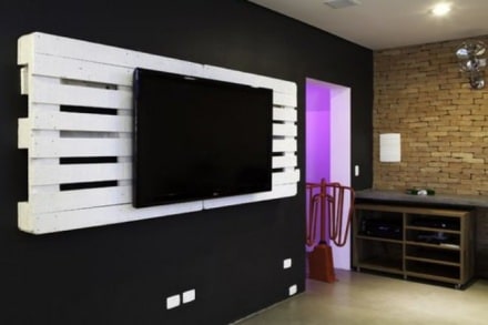 Pallets as a TV holder