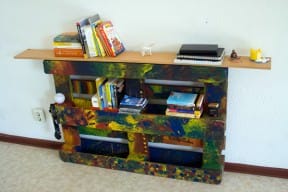 DIY: ‘Up-cycled’ Palette Bookshelf