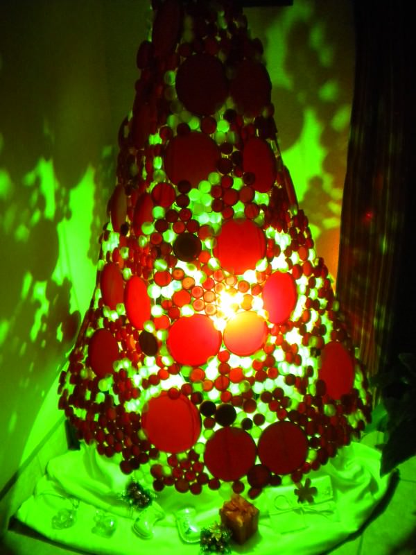 DSCN0009 600x800 Plastic bottle cap Christmas Tree in diy  with DIY Christmas Bottle 