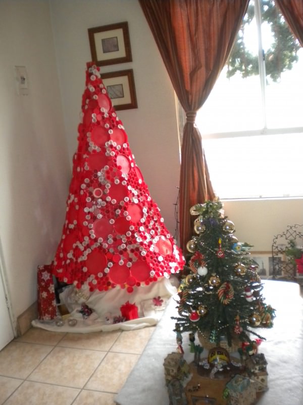 DSCN0019 600x800 Plastic bottle cap Christmas Tree in diy  with DIY Christmas Bottle 