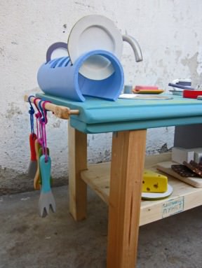 Kid’s kitchen made out of reclaimed materials
