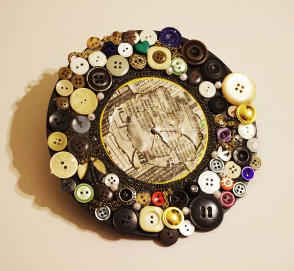 Old Button Clock 1 &bull; Do-It-Yourself Ideas