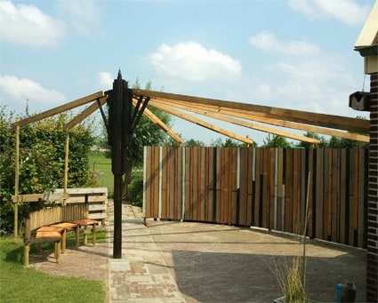 Garden with Umbrella Made from Renovation Leftovers 1 • Home Improvement • Recyclart zichtlijn weiland