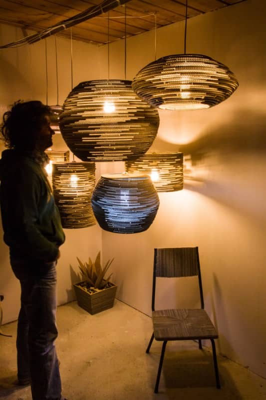 Szaman-z-lampami-z-kartonu-5