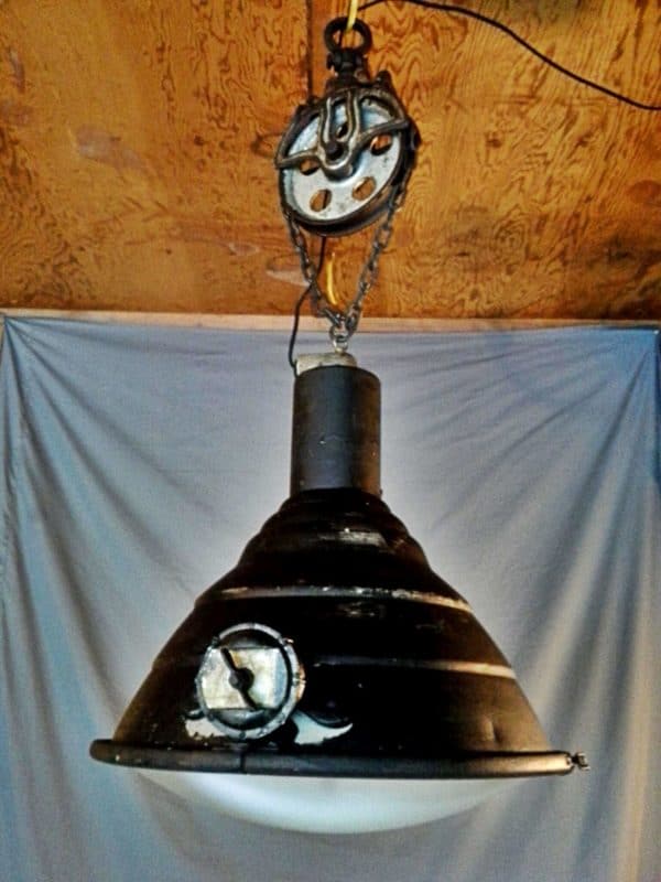 deco-style-vintage-spot-light-with-pulley
