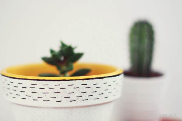 Diy: Terracotta Vase Restyling 1 • Accessories • Recyclart DIY-Terracotta-Vase-Restyling-One-O-11