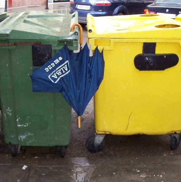 Red Traveller Return Bag: Umbrellas Recycled Into Bags 1 • Accessories • Recyclart ATQ, Plaza San Francisco, 3.4.14, 15:59