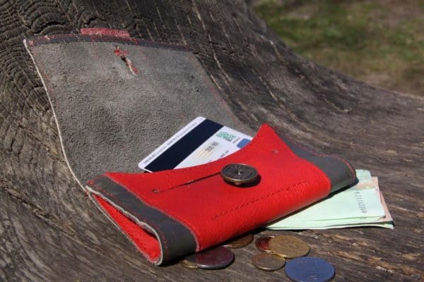 recyclart.org-leather-scrap-into-purse1