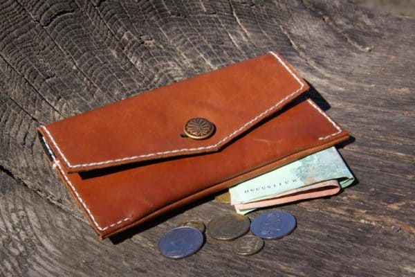 recyclart.org-old-boots-into-purse