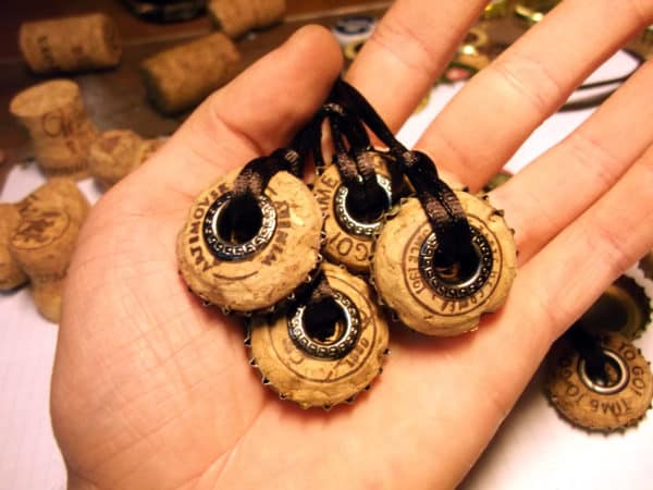 recyclart.org-bottle-caps-and-champagne-corks-into-necklace