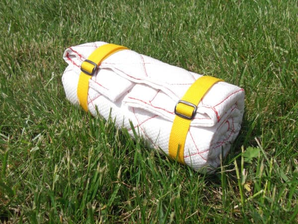 recyclart.org-outdoors-sitting-mat-from-plastic-cement-bag