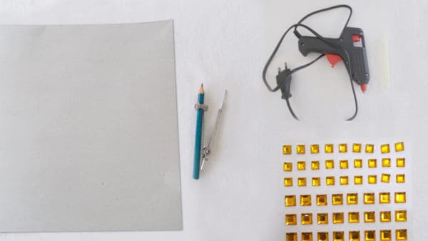 recyclart.org-recycled-diy-projects-how-to-make-plastic-spoons-and-mirror-wall-decor1