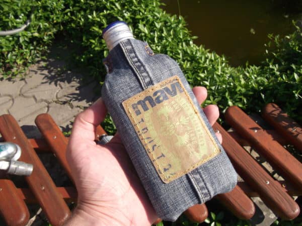 How To Make Flask From Your Favourite But Old Jeans And A Glass Bottle 1 • Do-It-Yourself Ideas • Recyclart recyclart.org-how-to-make-flask-from-your-favourite-but-old-jeans-and-a-glass-bottle