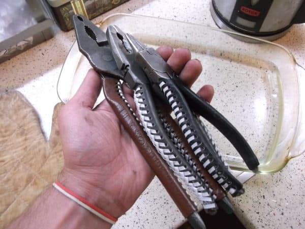 recyclart.org-repairing-tool-handles-with-plastic-bottles-string