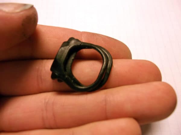 recyclart.org-two-ways-to-make-bracelet-buckles-from-bottle-pull-caps1