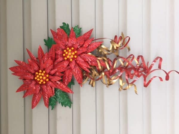 recyclart.org-aluminum-can-poinsettia-art-door-hanging