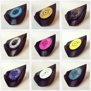 Upcycled Vinyl 7'' Into Single Phone Stands 3 &bull; Upcycled Jewelry Ideas