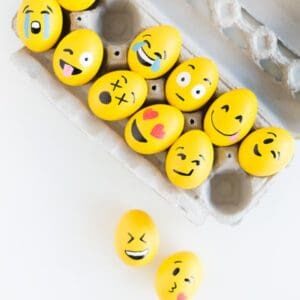 DIY-Emoji-Easter-Eggs4-600x900