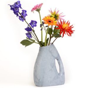 grijze-omovaas-met-bloemen