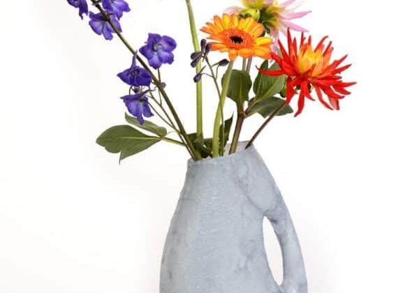 grijze-omovaas-met-bloemen