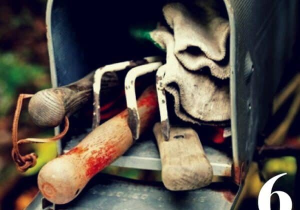 recyclart.org-6-of-the-best-easy-garden-tool-rack-you-can-make-from-recycled-materials-02