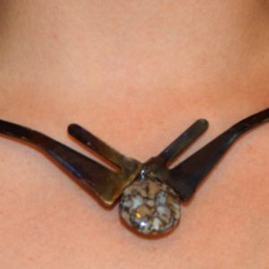 recyclart.org-dinosaur-bone-necklace-and-bracelet