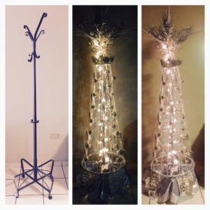 recyclart.org-xmas-tree-made-using-a-coat-purse-rack-01